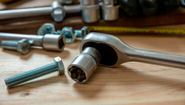 Uma ferramenta que agiliza o serviço, a chave catraca está presente no kit de vários profissionais | Foto: Shutterstock