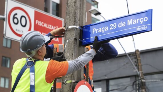 Nova placa de Rua na Praça 29 de Março em Curitiba