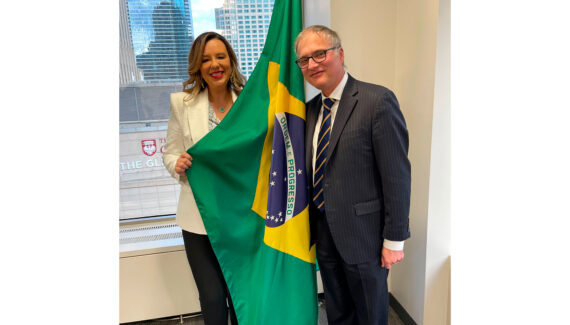 Dra. Rafaela Guarise com o Benoni Belli, Cônsul do Brasil em Chicago, além de foto durante apresentação de projetos | Foto: Divulgação