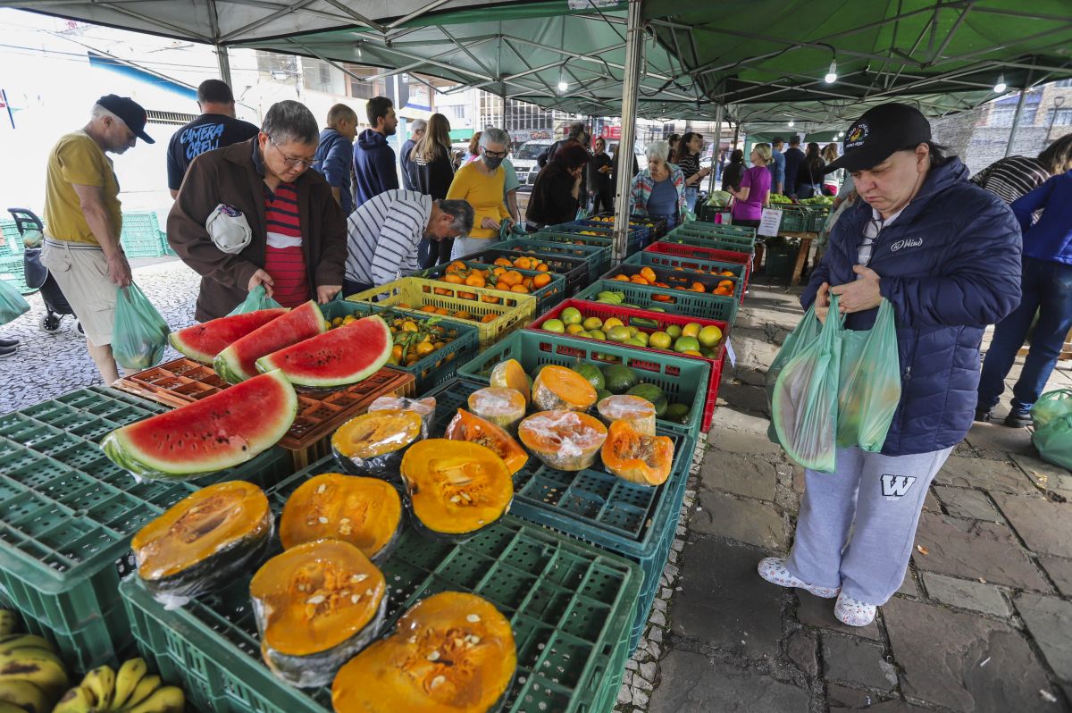 Feira livre na praça 19 de Dezembro em Curitiba