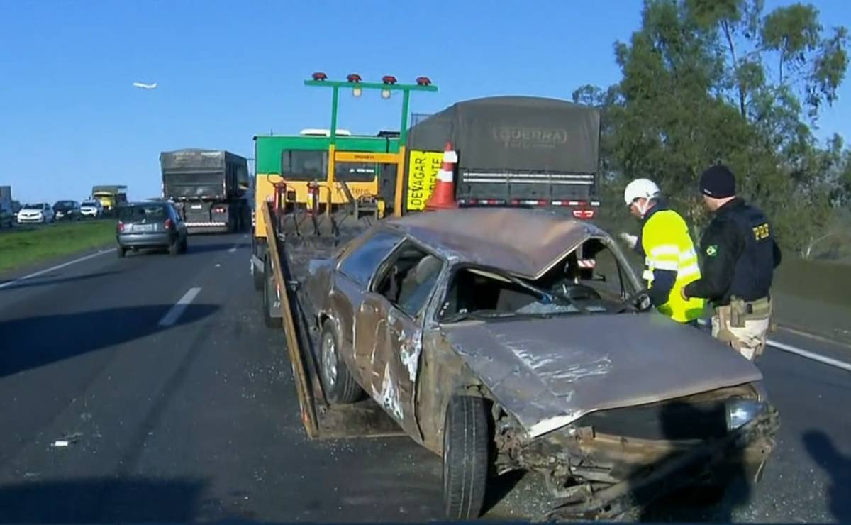 imagem mostra um carro capotado no Contorno LEste após tentativa de ultrapassagem