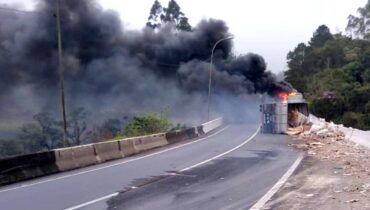 Pista sentido São Paulo da BR-116 está interditada.