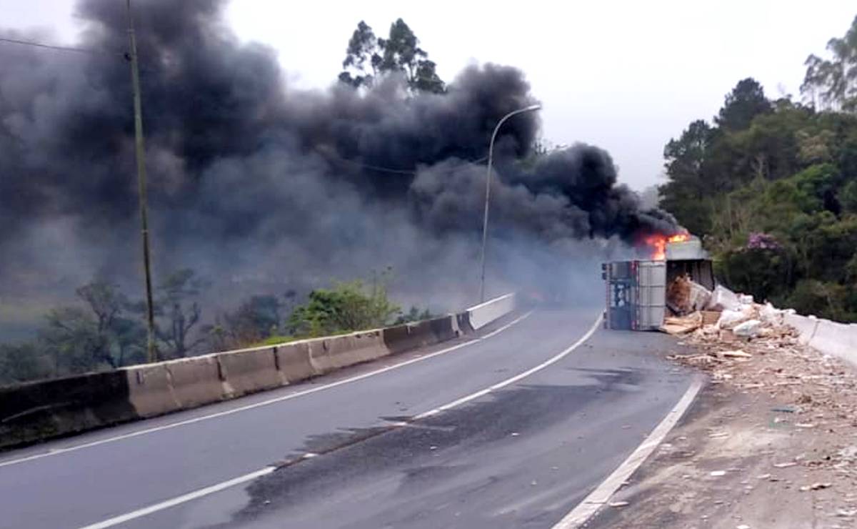 Pista sentido São Paulo da BR-116 está interditada.