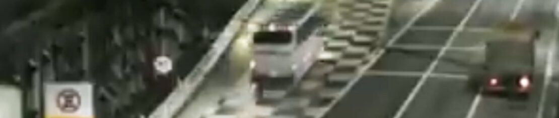 Ônibus entra na área de escape na BR-376