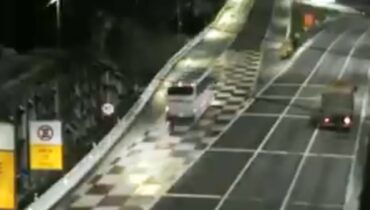 Ônibus entra na área de escape na BR-376