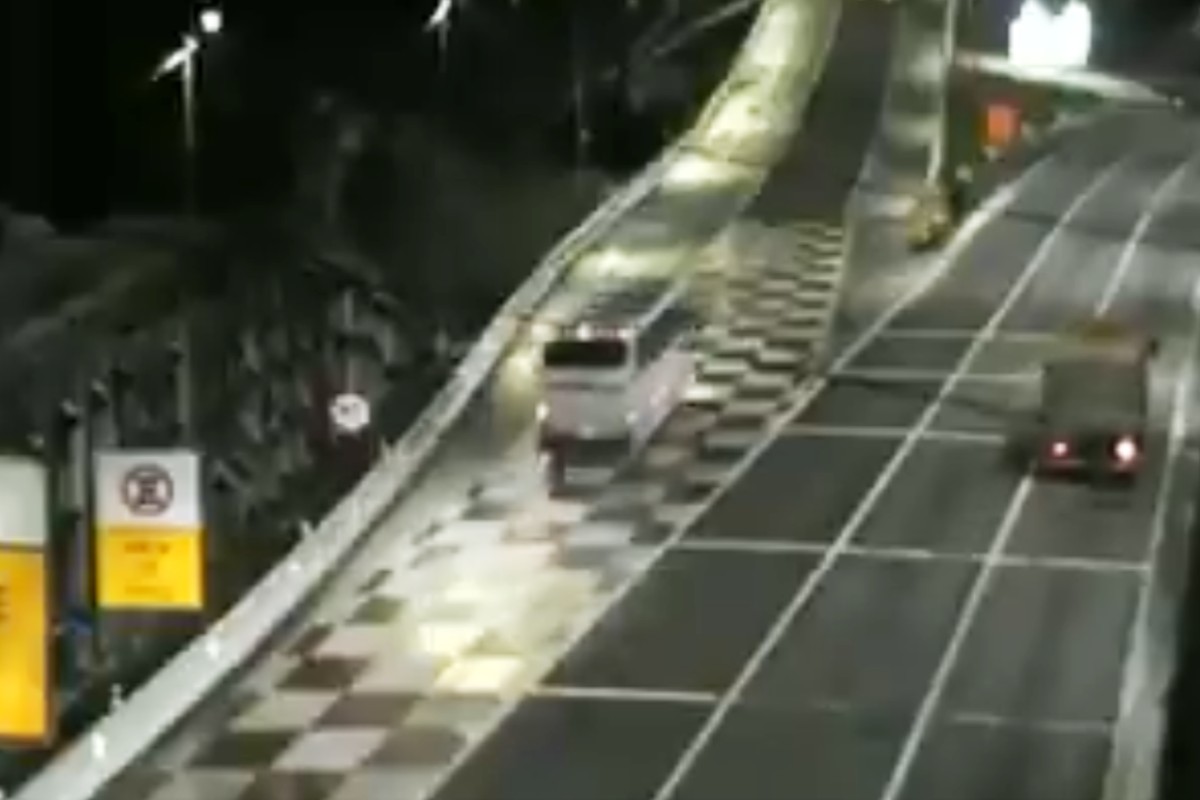 Ônibus entra na área de escape na BR-376