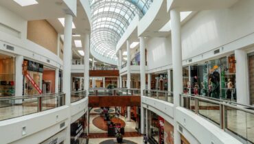 Imagem mostra o interior do Shopping Crystal, em Curitiba.