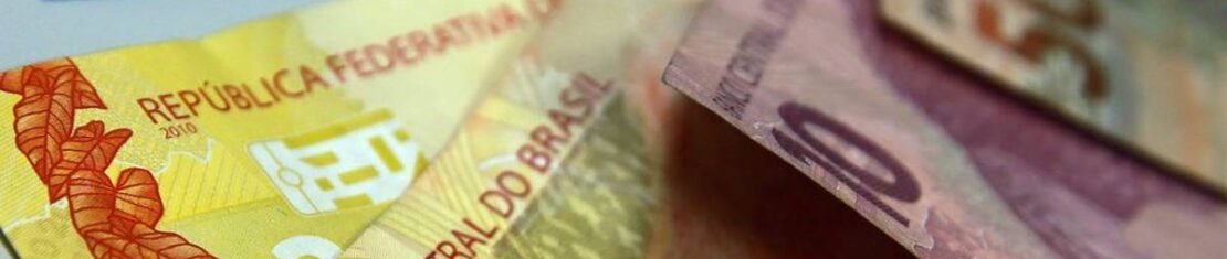 Notas de real em cima de uma mesa num formato de leque.