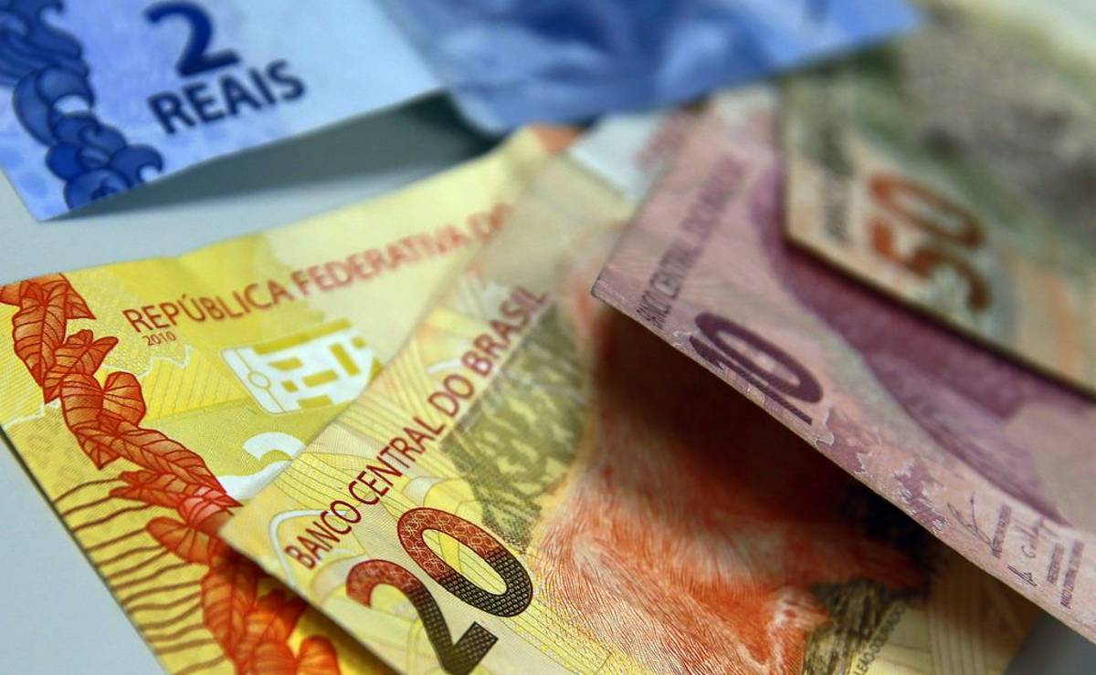 Notas de real em cima de uma mesa num formato de leque.