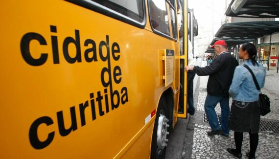Imagem mostra um ônibus de Curitiba.