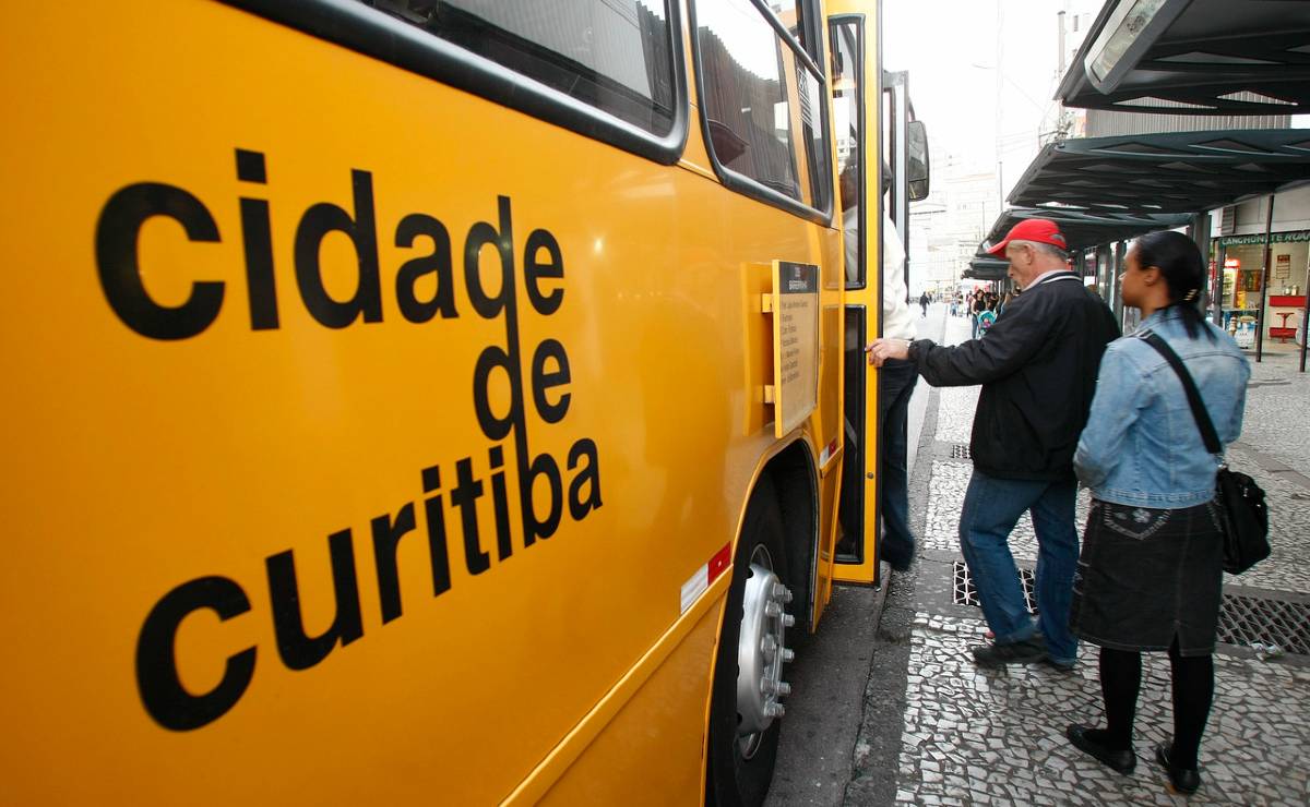 Imagem mostra um ônibus de Curitiba.