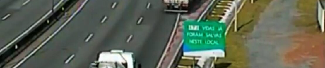 Imagem mostra o caminhão entrando em uma área de escape na BR-376