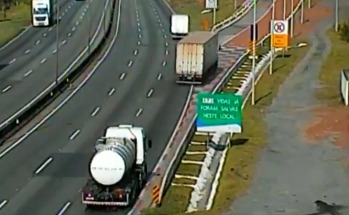 Imagem mostra o caminhão entrando em uma área de escape na BR-376