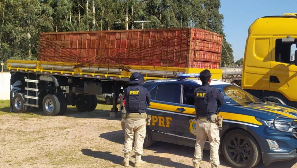 Imagem mostra um caminhão com mais de 2 metros de altura na traseira.