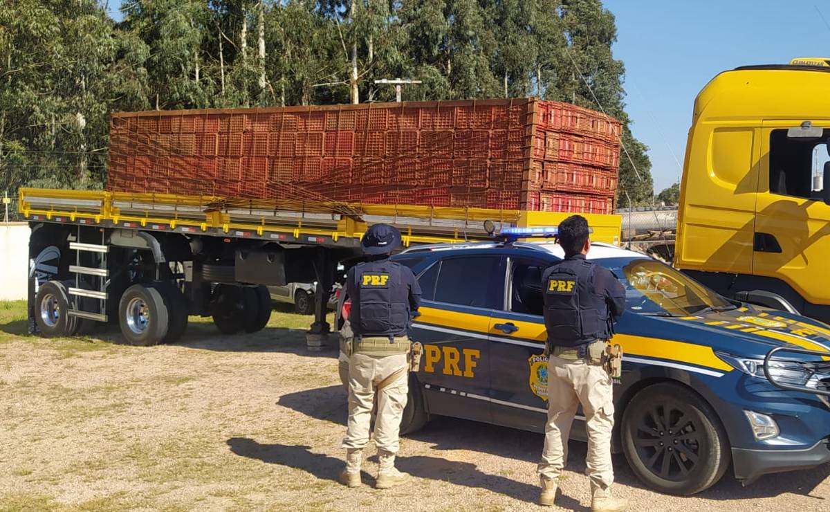 Imagem mostra um caminhão com mais de 2 metros de altura na traseira.