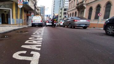 Imagem mostra uma vaga de carga e descarga no centro de Curitiba