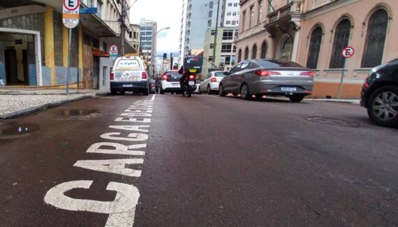 Imagem mostra uma vaga de carga e descarga no centro de Curitiba