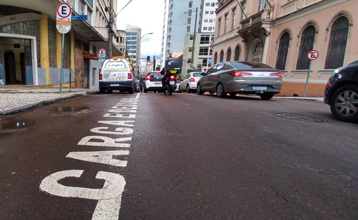 Imagem mostra uma vaga de carga e descarga no centro de Curitiba