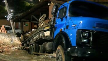 Imagem mostra um caminhão desgovernado que invadiu uma casa no bairro Atuba