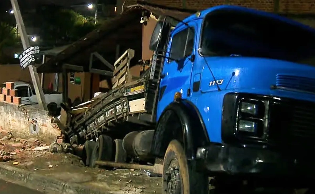 Imagem mostra um caminhão desgovernado que invadiu uma casa no bairro Atuba