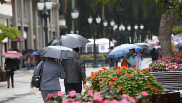 Mais chuva em Curitiba? Confira na previsão como fica o tempo na capital