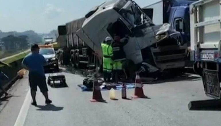 Imagem mostra dois caminhões destruídos após acidente no Contorno Leste.