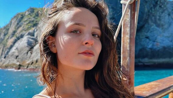 Imagem mostra a atriz Larissa Manoela em uma praia paradisíaca