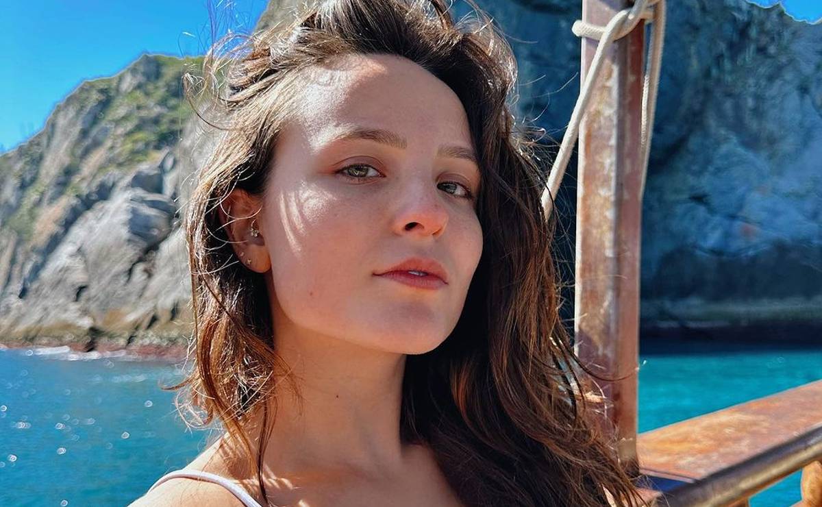 Imagem mostra a atriz Larissa Manoela em uma praia paradisíaca