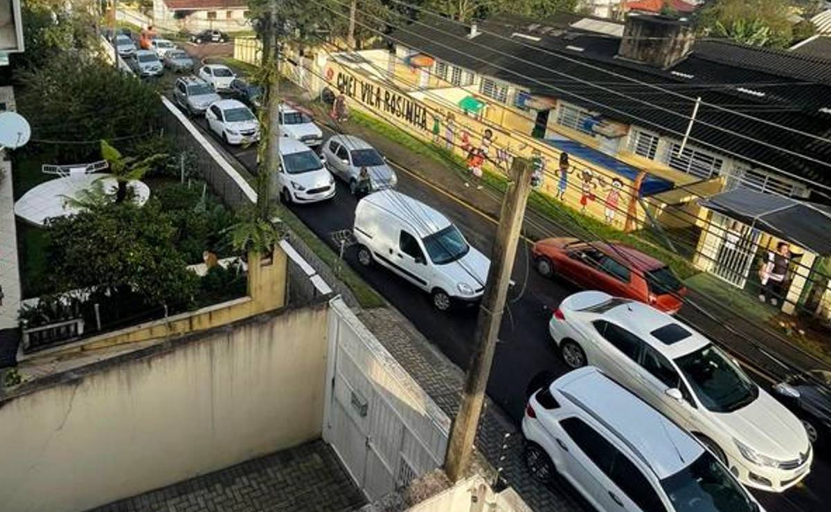 Imagem mostra um congestionamento em uma pequena rua do Portão, em Curitiba