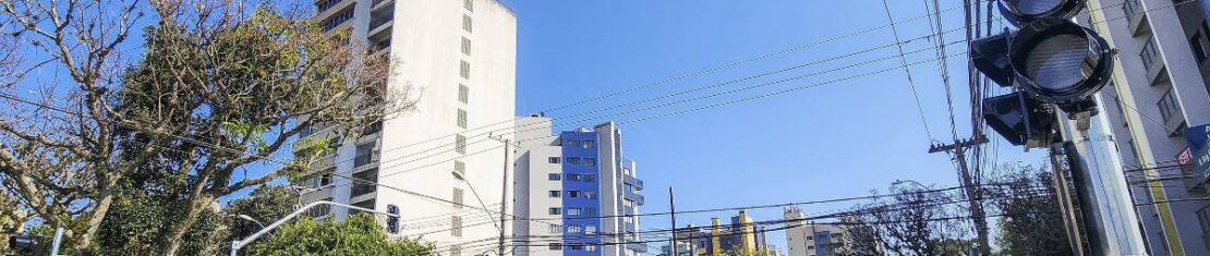 Imagem mostra novos sinaleiros instalados em cruzamentos de Curitiba