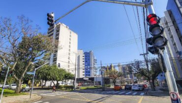 Imagem mostra novos sinaleiros instalados em cruzamentos de Curitiba