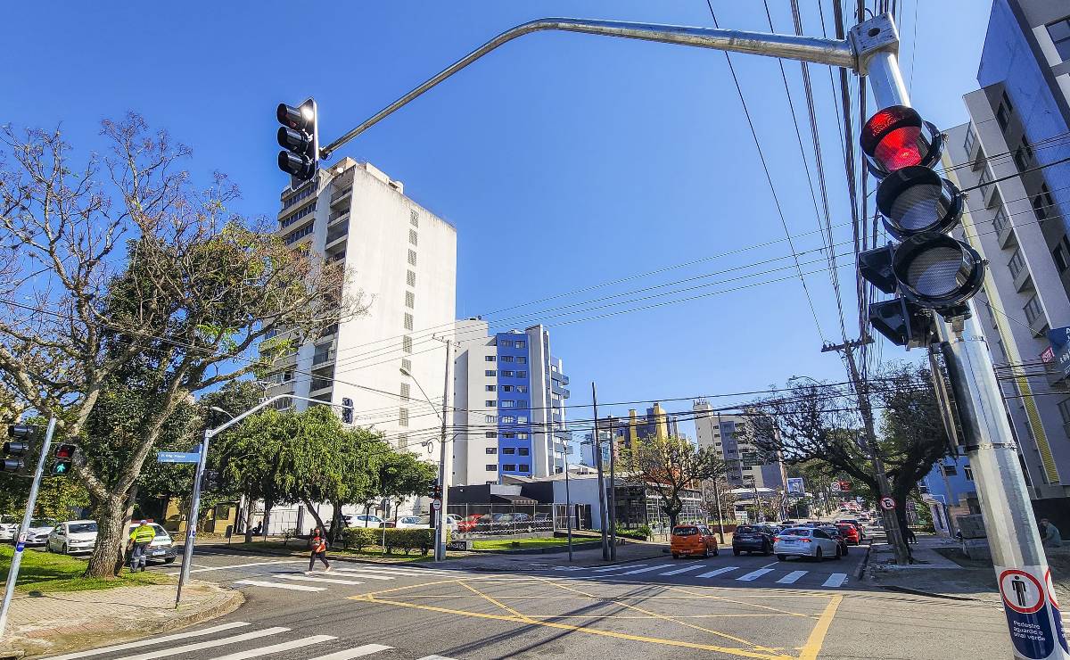 Imagem mostra novos sinaleiros instalados em cruzamentos de Curitiba
