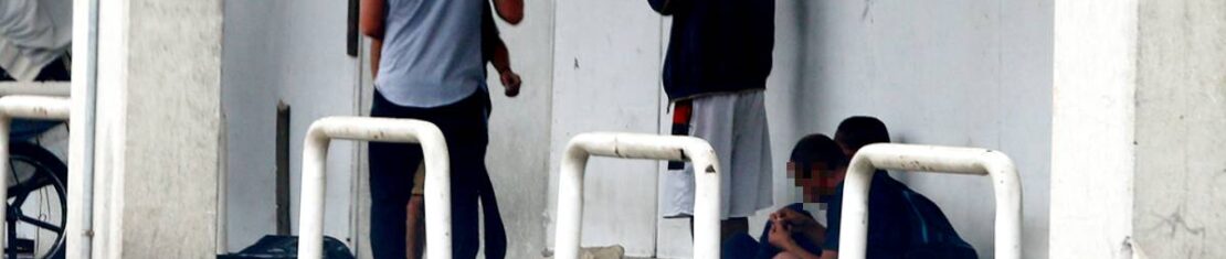 Imagem mostra mostra moradores de rua em Curitiba