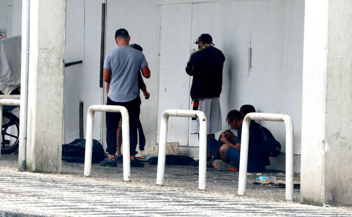 Imagem mostra mostra moradores de rua em Curitiba