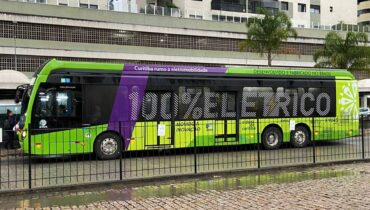 Imagem mostra ônibus elétrico ja em circulação em Curitiba.