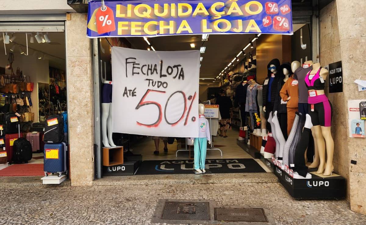 Centro de Curitiba sofre com lojas fechadas; Cadê a clientela?