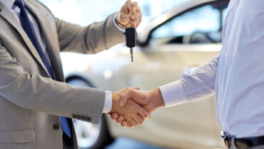 Comprar carro seminovo particular ou em loja especializada? Saiba qual é a melhor opção!