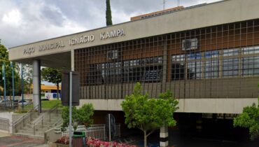 Imagem mostra a fachada da prefeitura de Araucaria.