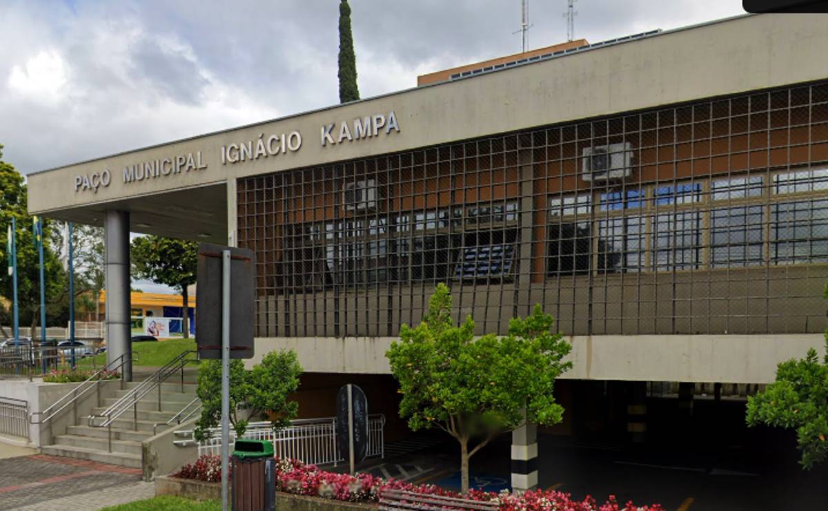Imagem mostra a fachada da prefeitura de Araucaria.
