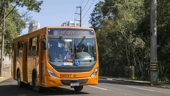 Imagem mostra um ônibus alaranjado que compõe a nova linha de ônibus de Curitiba