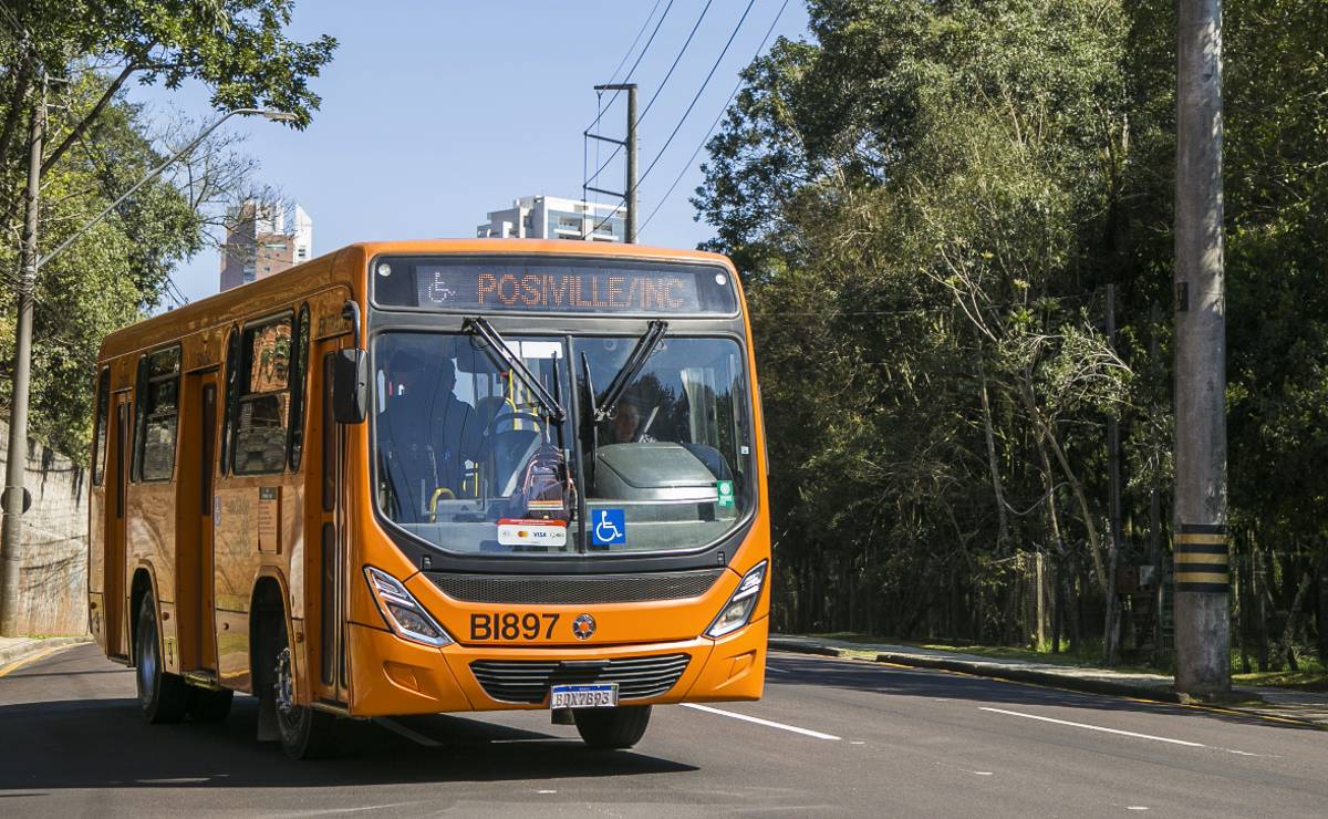 Imagem mostra um ônibus alaranjado que compõe a nova linha de ônibus de Curitiba