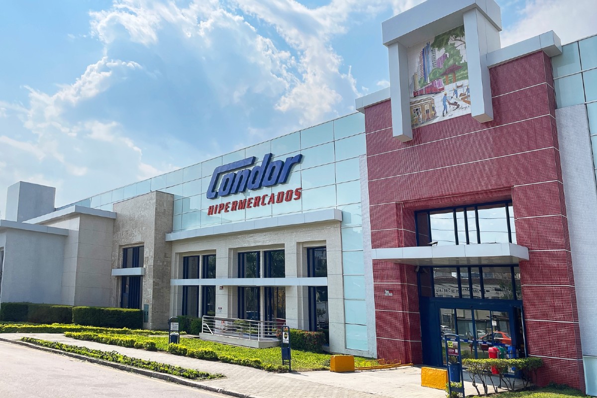Fachada do supermercado Condor em Curitiba