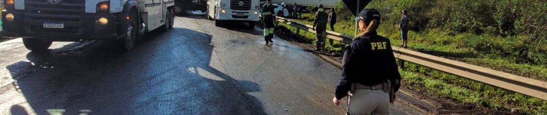 Imagem mostra o local do acidente com cinco mortes na BR-277. Uma policial presencia a cena do acidente.