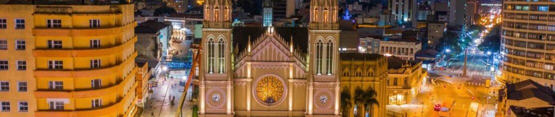 Imagem mostra a catedral de Curitiba