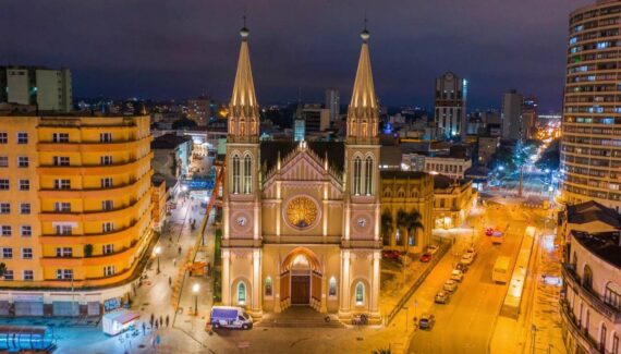 Imagem mostra a catedral de Curitiba