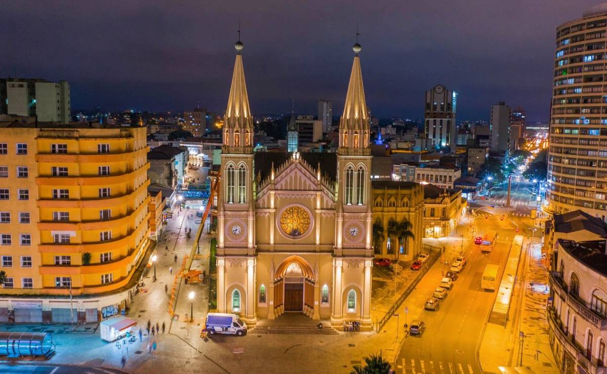 Imagem mostra a catedral de Curitiba