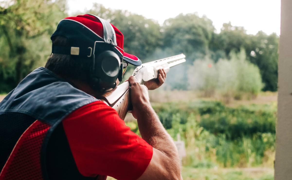 Imagem mostra um homem em um clube de tiro.