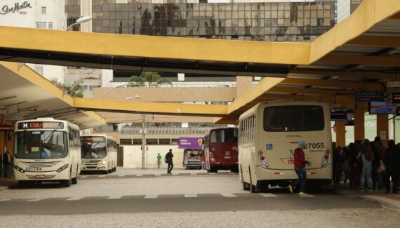 Linhas de ônibus da região de Curitiba mudam de horários no Natal e Ano Novo