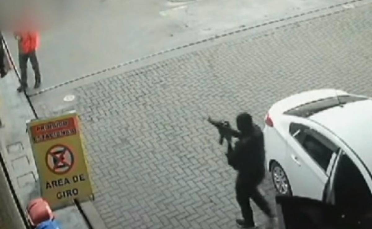 Imagem mostra homem armado dom fuzil durante assalto em posto de Curitiba