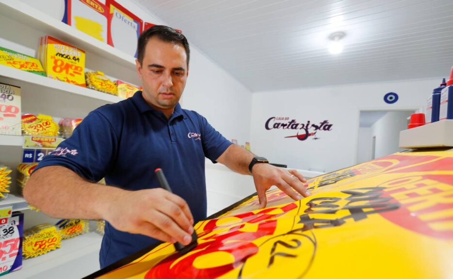 Cartazista turbina venda em supermercados de Curitiba; Segredo?